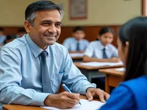 सरकारी टीचर ने छात्रा को दिया लव लेटर:गुस्साए परिजनों और ग्रामीणों ने स्कूल के गेट पर जड़ा ताला, शिक्षक सस्पेंड सरकारी टीचर ने छात्रा को दिया लव लेटर:गुस्साए परिजनों और ग्रामीणों ने स्कूल के गेट पर जड़ा ताला, शिक्षक सस्पेंड