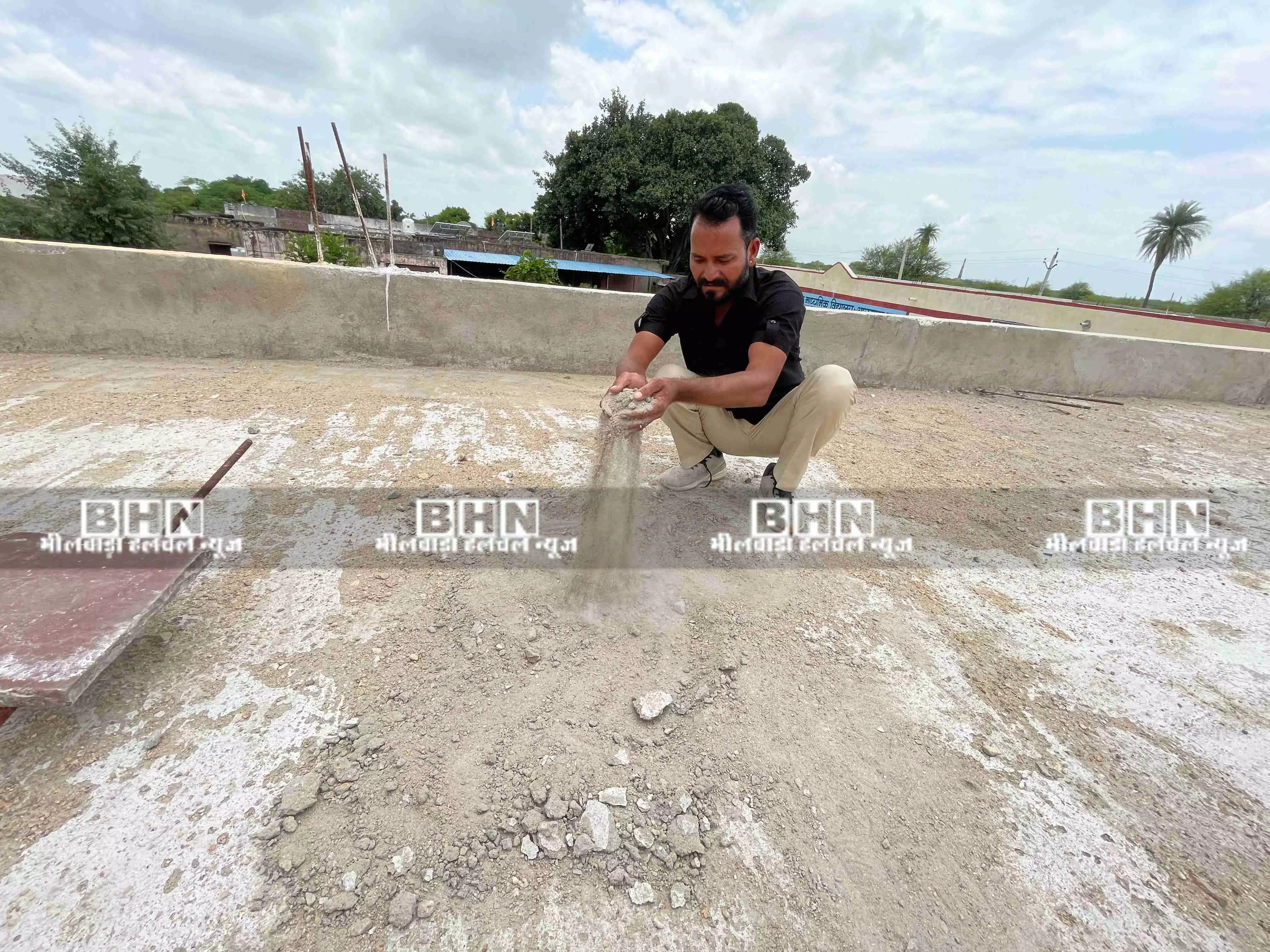 स्कूल में घटिया साम्रगी से हो रहा निर्माण, ग्रामीणों में आक्रोश स्कूल में घटिया साम्रगी से हो रहा निर्माण, ग्रामीणों में आक्रोश