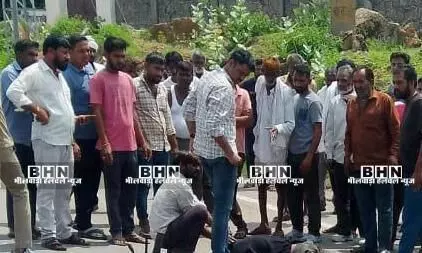 ट्रेलर ने बाइक सवार पिता-बेटे और भतीजे को कुचला, मौके पर ही तीनों की दर्दनाक मौत ट्रेलर ने बाइक सवार पिता-बेटे और भतीजे को कुचला, मौके पर ही तीनों की दर्दनाक मौत