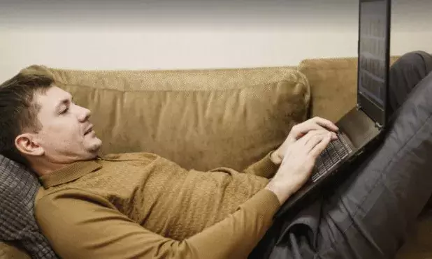 लंबे समय तक गोद में लैपटॉप और जेब में मोबाइल रखना खतरनाक, पुरुषों में नपुंसकता का खतरा