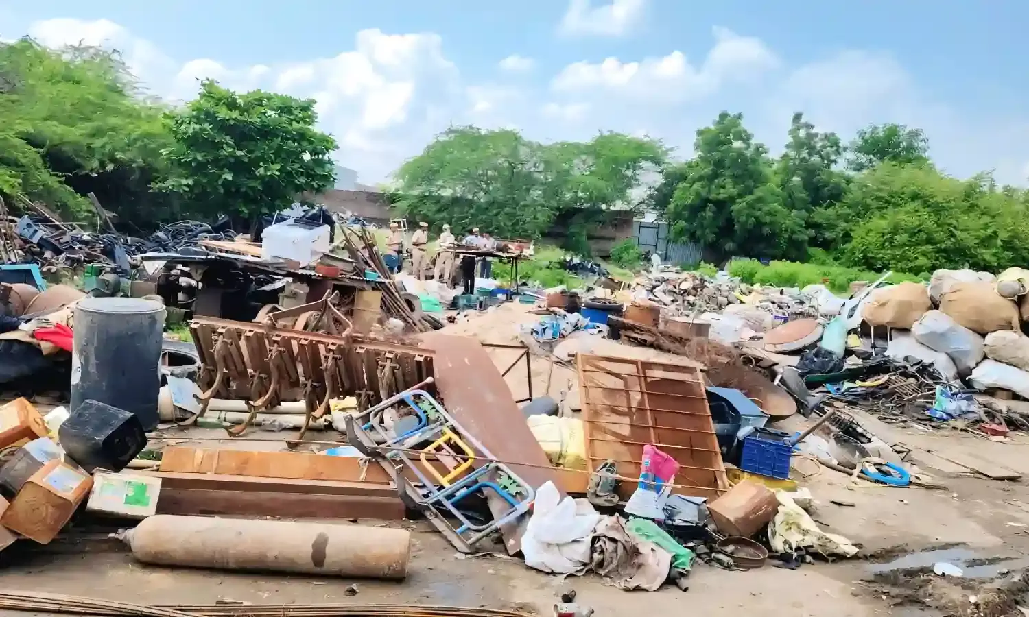 शाहपुरा में कबाड़ गोदाम की जांच के दौरान पुलिस से अभद्रता, पूर्व पार्षद के भाई सहित 3 गिरफ्तार