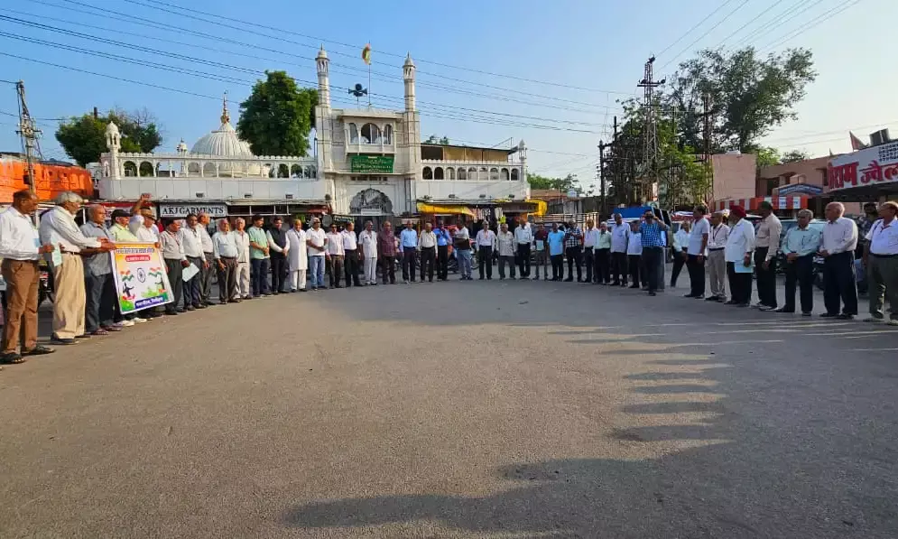 स्वच्छता रैली का हुआ आयोजन, आमजन को फूल देकर की स्वच्छता की अपील