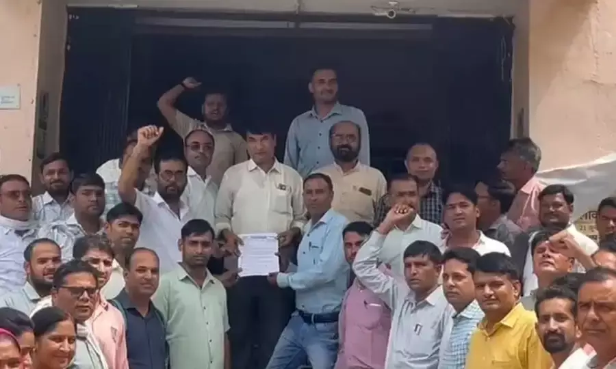 राजस्थान शिक्षक संघ (राष्ट्रीय) ने शिक्षकों की समस्याओं को लेकर सौंपा ज्ञापन, चेताया आंदोलन का संकेत राजस्थान शिक्षक संघ (राष्ट्रीय) ने शिक्षकों की समस्याओं को लेकर सौंपा ज्ञापन, चेताया आंदोलन का संकेत
