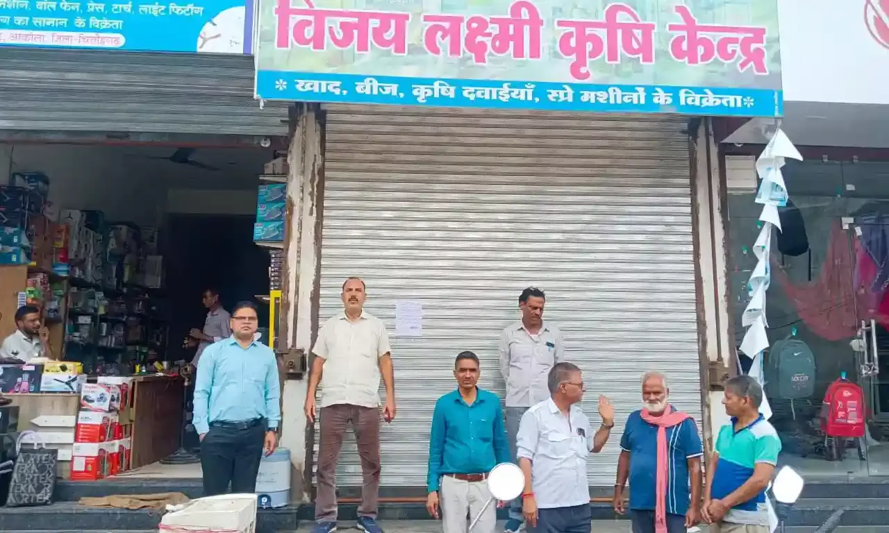 निर्धारित मूल्य से अधिक पर यूरिया विक्रय करने पर लाईसेंस निलंबित