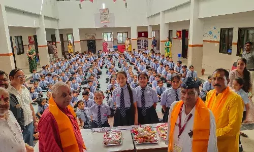 स्कूल के बच्चों ने सैनिकों को भेजे रक्षा सूत्र स्कूल के बच्चों ने सैनिकों को भेजे रक्षा सूत्र