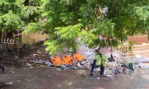 आजाद चौक में प्लास्टिक कचरे की आग का जहरीला धुवां क्षेत्र वासियों का कर रहा है स्वास्थ्य खराब आजाद चौक में प्लास्टिक कचरे की आग का जहरीला धुवां क्षेत्र वासियों का कर रहा है स्वास्थ्य खराब