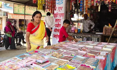 दुकानों पर सजने लगी राखियां दुकानों पर सजने लगी राखियां