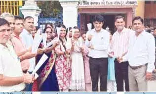 पंचायती राज मंत्रालयिक कर्मचारियों ने विवादित जांच आदेशों की होली जलाकर किया विरोध पंचायती राज मंत्रालयिक कर्मचारियों ने विवादित जांच आदेशों की होली जलाकर किया विरोध