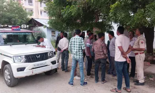 राखी बांधकर लौट रही महिला की ट्रेलर से कुचलकर मौत,बहन और जीजा गंभीर घायल