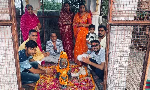आकोला में सावन मास में नर्मदेश्वर महादेव का किया जलाभिषेक