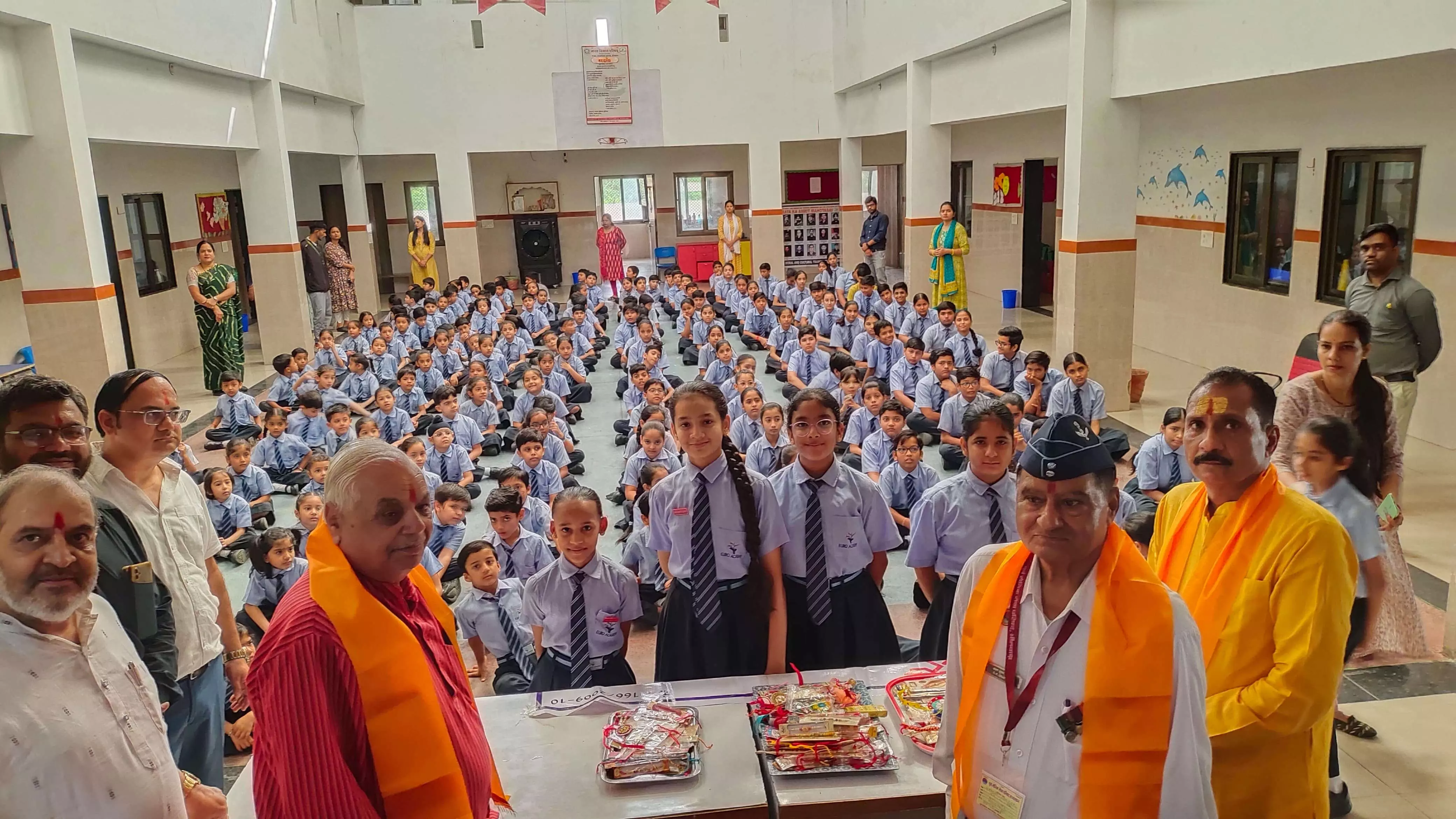 स्कूल के बच्चों ने सैनिकों को भेजे रक्षा सूत्र