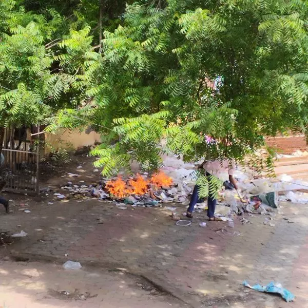 आजाद चौक में प्लास्टिक कचरे की आग का जहरीला धुवां क्षेत्र वासियों का कर रहा है स्वास्थ्य खराब आजाद चौक में प्लास्टिक कचरे की आग का जहरीला धुवां क्षेत्र वासियों का कर रहा है स्वास्थ्य खराब