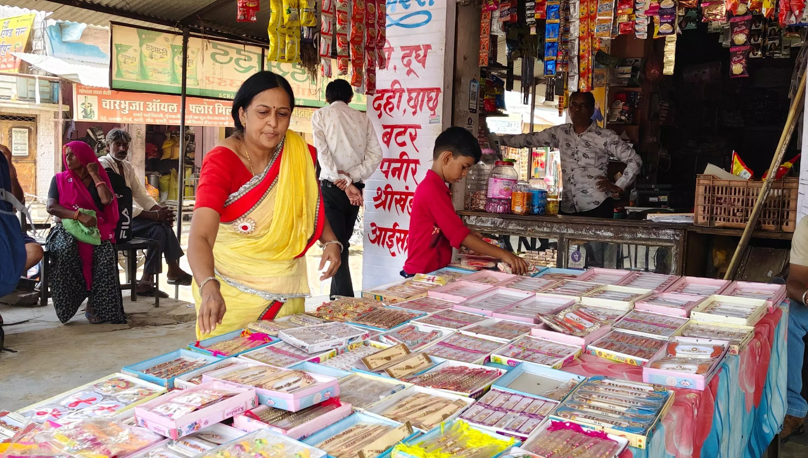 दुकानों पर सजने लगी राखियां दुकानों पर सजने लगी राखियां