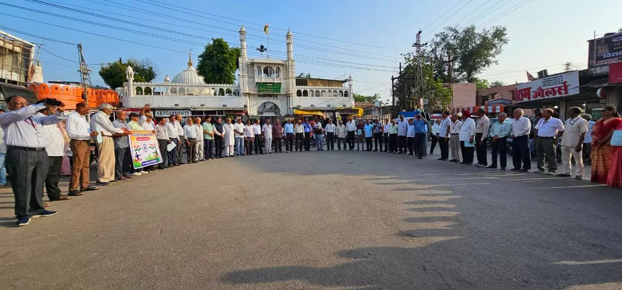 स्वच्छता रैली का हुआ आयोजन, आमजन को फूल देकर की स्वच्छता की अपील