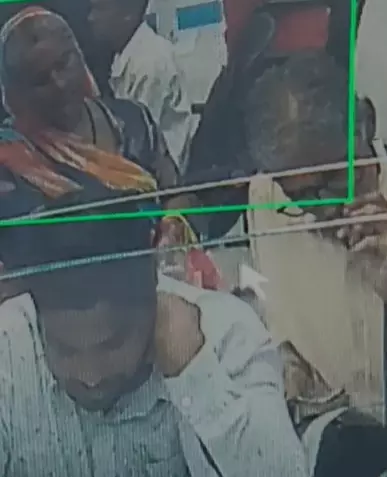 बैंक में बैग के चीरा लगा 50 हजार पार, घटना कैमरे में कैद बैंक में बैग के चीरा लगा 50 हजार पार, घटना कैमरे में कैद