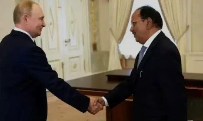 अजीत डोभाल राष्ट्रपति पुतिन से मिले , रक्षा-ऊर्जा समेत इन अहम मुद्दों पर हुई चर्चा अजीत डोभाल राष्ट्रपति पुतिन से मिले , रक्षा-ऊर्जा समेत इन अहम मुद्दों पर हुई चर्चा