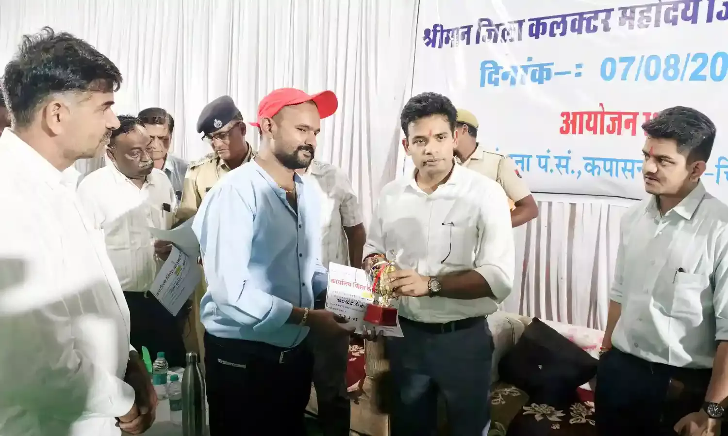 जिला कलक्टर आलोक रंजन ने रात्रि चौपाल में सुनी ग्रामीणों की समस्याएं, अधिकांश मामलों का मौके पर निस्तारण