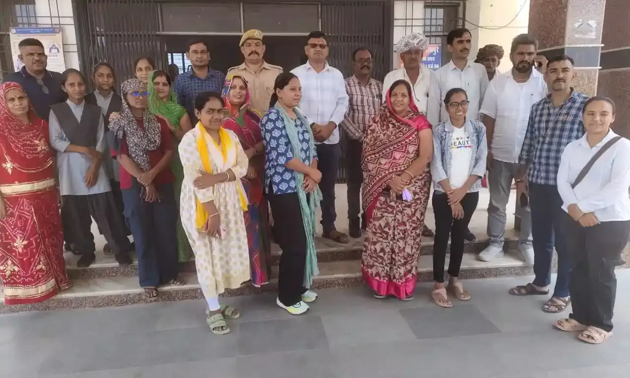 सामाजिक एकता एवं सेवा का पर्व मानकर पुलिस थाना रायपुर में रक्षाबंधन का त्यौहार मनाया सामाजिक एकता एवं सेवा का पर्व मानकर पुलिस थाना रायपुर में रक्षाबंधन का त्यौहार मनाया