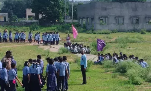 कंटीली झाड़ियां में नन्हे मुन्ने बच्चे कर रहे राष्ट्रीय पर्व की पूर्व तैयारी कंटीली झाड़ियां में नन्हे मुन्ने बच्चे कर रहे राष्ट्रीय पर्व की पूर्व तैयारी