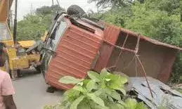 ट्रोला पलटने से बड़ा हादसा: मार्बल स्लैब के नीचे दबने से 4 मजदूरों की मौत, 4 घायल