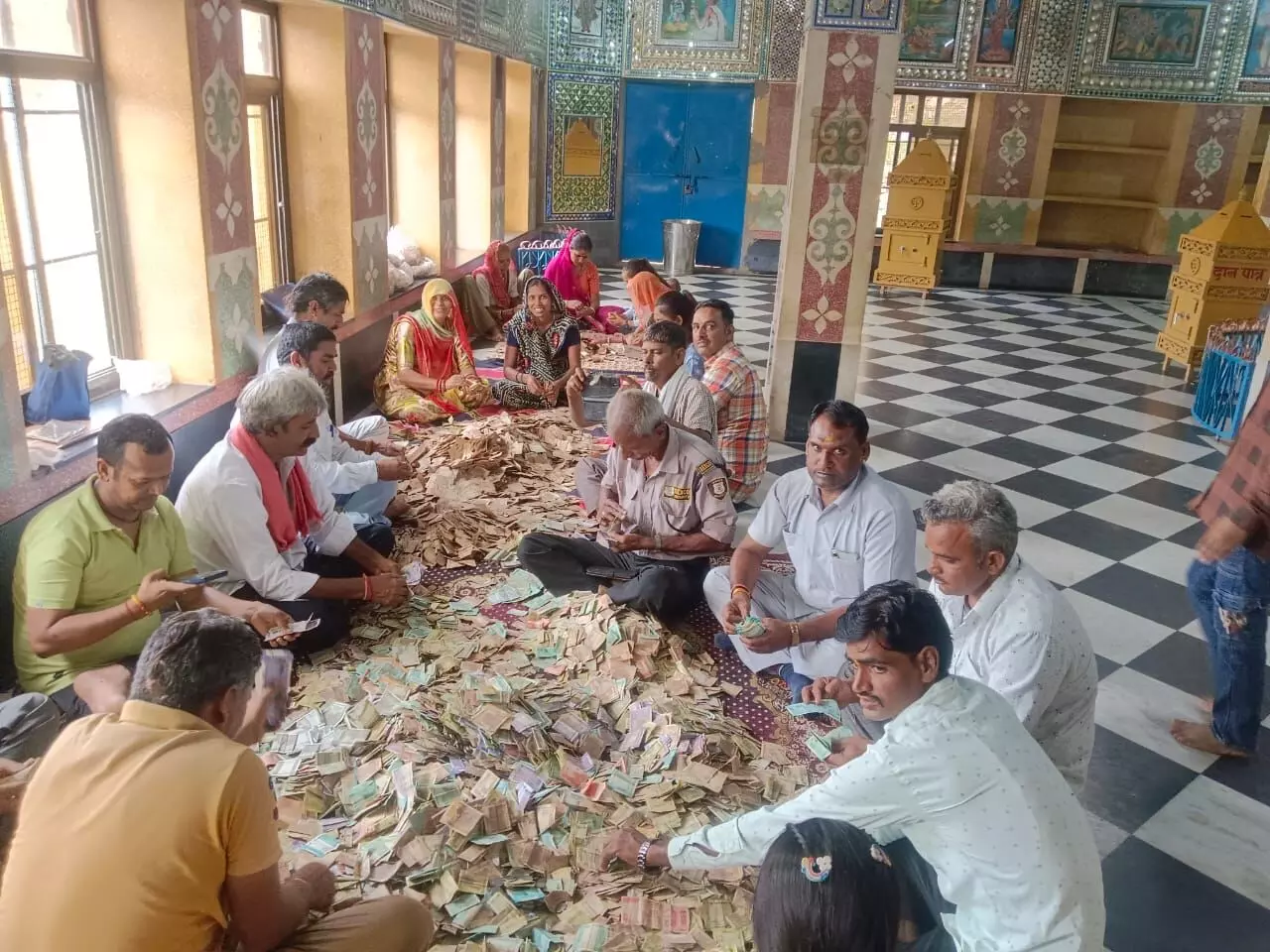 सिंगोली चारभुजानाथ दान पात्र खुला, 28.75 लाख की राश‍ि न‍िकली