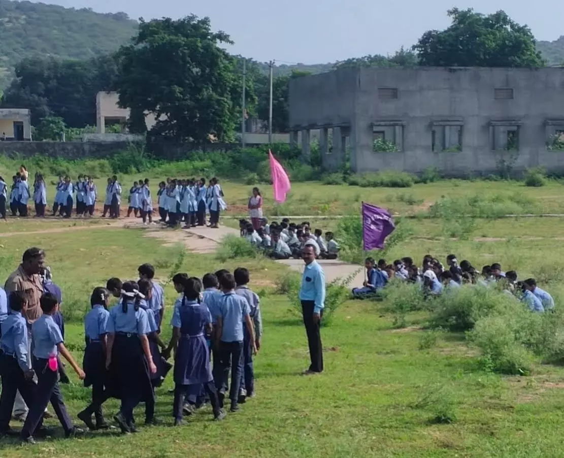 कंटीली झाड़ियां में नन्हे मुन्ने बच्चे कर रहे राष्ट्रीय पर्व की पूर्व तैयारी