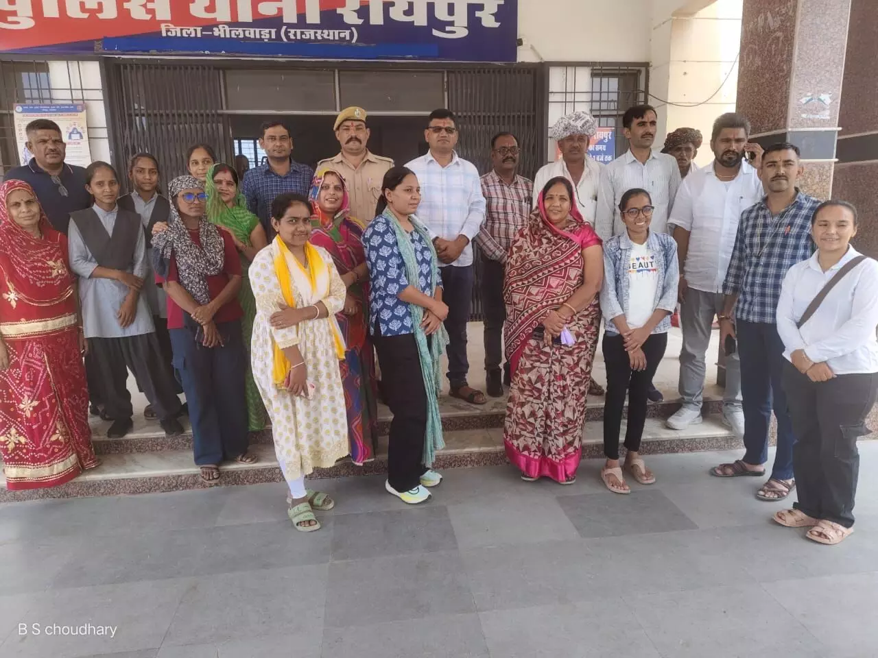 सामाजिक एकता एवं सेवा का पर्व मानकर पुलिस थाना रायपुर में रक्षाबंधन का त्यौहार मनाया सामाजिक एकता एवं सेवा का पर्व मानकर पुलिस थाना रायपुर में रक्षाबंधन का त्यौहार मनाया