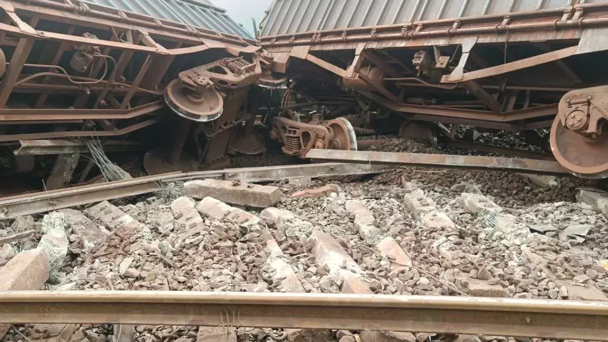 सरायकेला में दो मालगाड़ियों के बीच भीषण टक्कर, पटरी से उतरे ट्रेन के कई डिब्बे