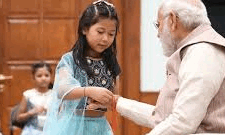 राखियों से सजी कलाई, मासूम मुस्कान संग मस्ती… पीएम मोदी ने बच्चों के साथ मनाया रक्षाबंधन
