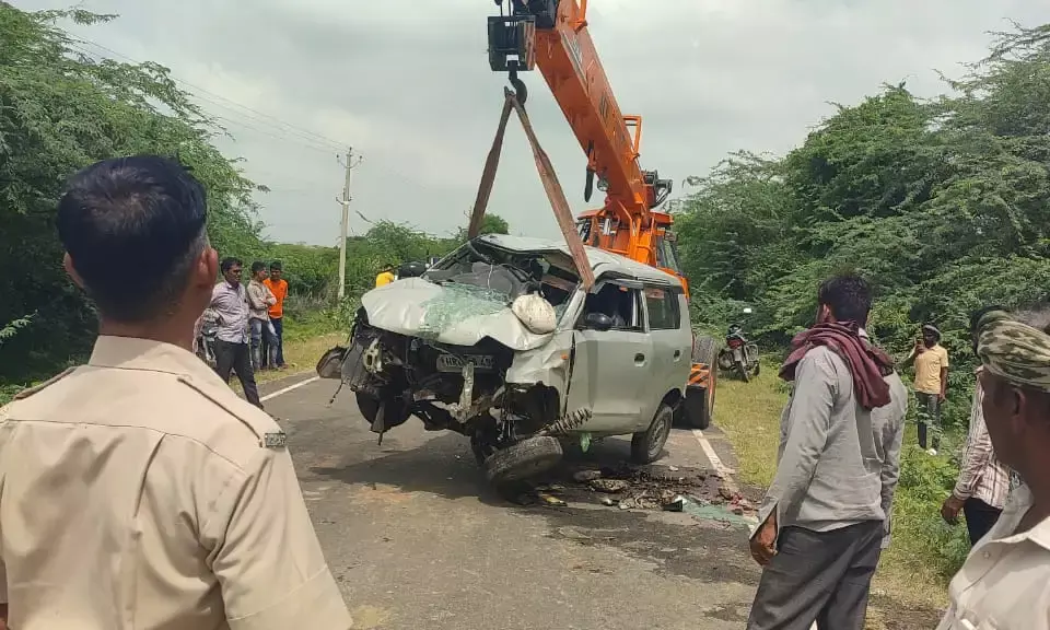 गुलाबपुरा: अनियंत्रित कार गहरे खड्डे में गिरी, हरियाणा के 7 लोग घायल गुलाबपुरा: अनियंत्रित कार गहरे खड्डे में गिरी, हरियाणा के 7 लोग घायल