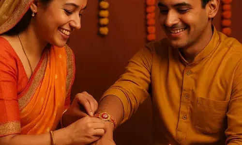 भाई-बहन के प्रेम का पर्व रक्षाबंधन का छाया भीलवाड़ा में उल्लास, शुभ मुहूर्त में बंधे रहे रक्षा सूत्र भाई-बहन के प्रेम का पर्व रक्षाबंधन का छाया भीलवाड़ा में उल्लास, शुभ मुहूर्त में बंधे रहे रक्षा सूत्र