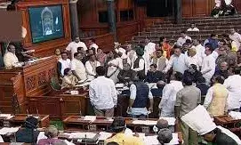 हंगामे के कारण लोकसभा की कार्यवाही दिन भर के लिए स्थगित हंगामे के कारण लोकसभा की कार्यवाही दिन भर के लिए स्थगित