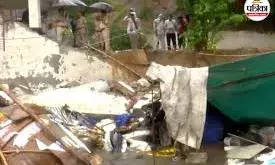 दिल्ली में राखी पर बड़ा हादसा, भारी बारिश के बाद गिरी दीवार; तीन बच्चियों समेत 8 की मौत दिल्ली में राखी पर बड़ा हादसा, भारी बारिश के बाद गिरी दीवार; तीन बच्चियों समेत 8 की मौत