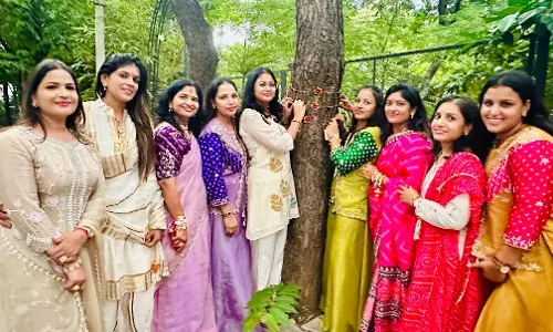 बहनों ने पौधों को राखी बाँधकर लिया रक्षा का वचन