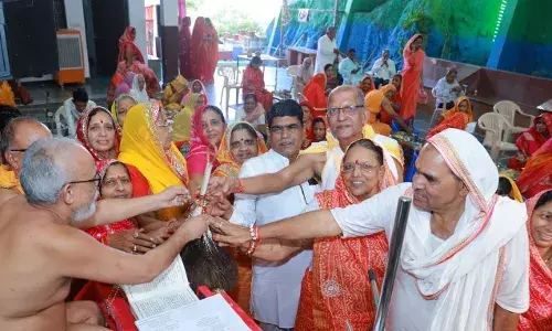 मूलनायक भगवान पर शांतिधारा एवं पंचामृत अभिषेक किया