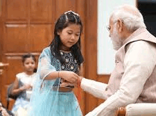 राखियों से सजी कलाई, मासूम मुस्कान संग मस्ती… पीएम मोदी ने बच्चों के साथ मनाया रक्षाबंधन राखियों से सजी कलाई, मासूम मुस्कान संग मस्ती… पीएम मोदी ने बच्चों के साथ मनाया रक्षाबंधन