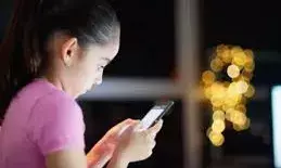 13 साल से पहले स्मार्टफोन से युवाओं के मानसिक स्वास्थ्य में गिरावट,आत्महत्या का खतरा