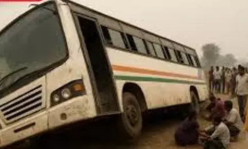 लखनऊ से जयपुर आ रही तेज रफ्तार बस पलटी, 20 यात्री घायल