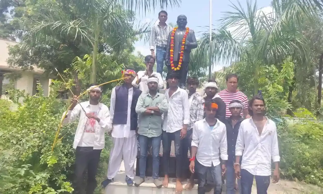 भील समाज द्वारा बाबा साहब को माल्यार्पण कर आदिवासी दिवस मनाया