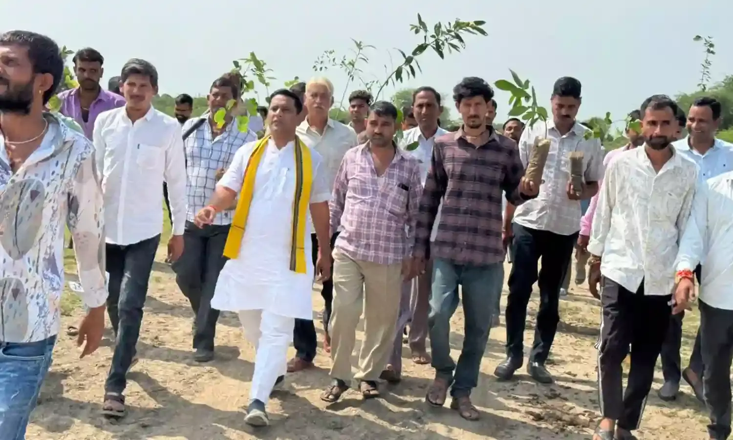 कार्यकर्ताओं के साथ विधायक  ने वृक्षारोपण कर  देखभाल का लिया संकल्प