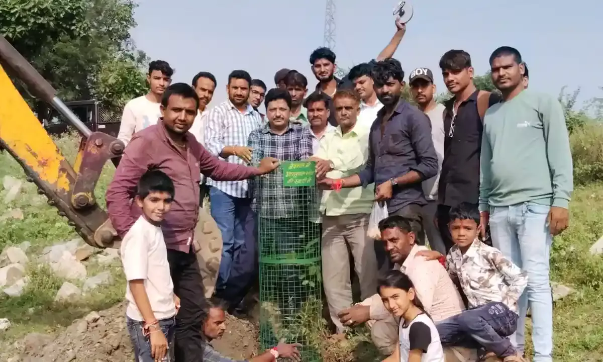 रायपुर में 200 ट्री गार्ड भेंट किए