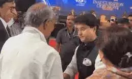 सिंधिया की मुलाकात पर बोले दिग्विजय- वो मेरे पुत्र समान, मंच पर बैठना कांग्रेस की परंपरा नहीं