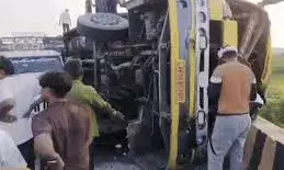 रफ्तार का कहर ,ब्यावर में टायर फटा  बस पलटी:महिला व युवक की मौत बच्चे का   हाथ कटकर अलग