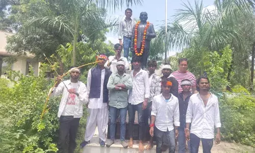 भील समाज द्वारा बाबा साहब को माल्यार्पण कर आदिवासी दिवस मनाया भील समाज द्वारा बाबा साहब को माल्यार्पण कर आदिवासी दिवस मनाया