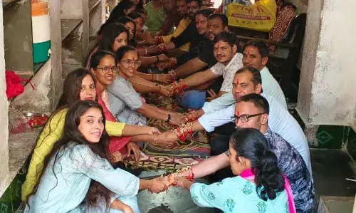 भाईयों की कलाई पर बहिनों नै रक्षासूत्र बांधे भाईयों की कलाई पर बहिनों नै रक्षासूत्र बांधे