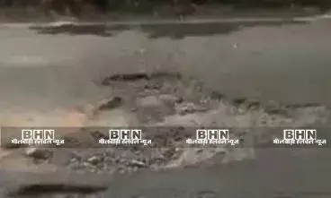 सड़क के बीचों-बीच बने गहरे गड्ढे दे रहे हादसों को न्योता सड़क के बीचों-बीच बने गहरे गड्ढे दे रहे हादसों को न्योता