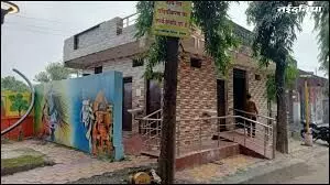 शौचालय के बाहर बना दी हिंदू भगवान की पेंटिंग, घिरा नगर निगम, वीडियो वायरल शौचालय के बाहर बना दी हिंदू भगवान की पेंटिंग, घिरा नगर निगम, वीडियो वायरल