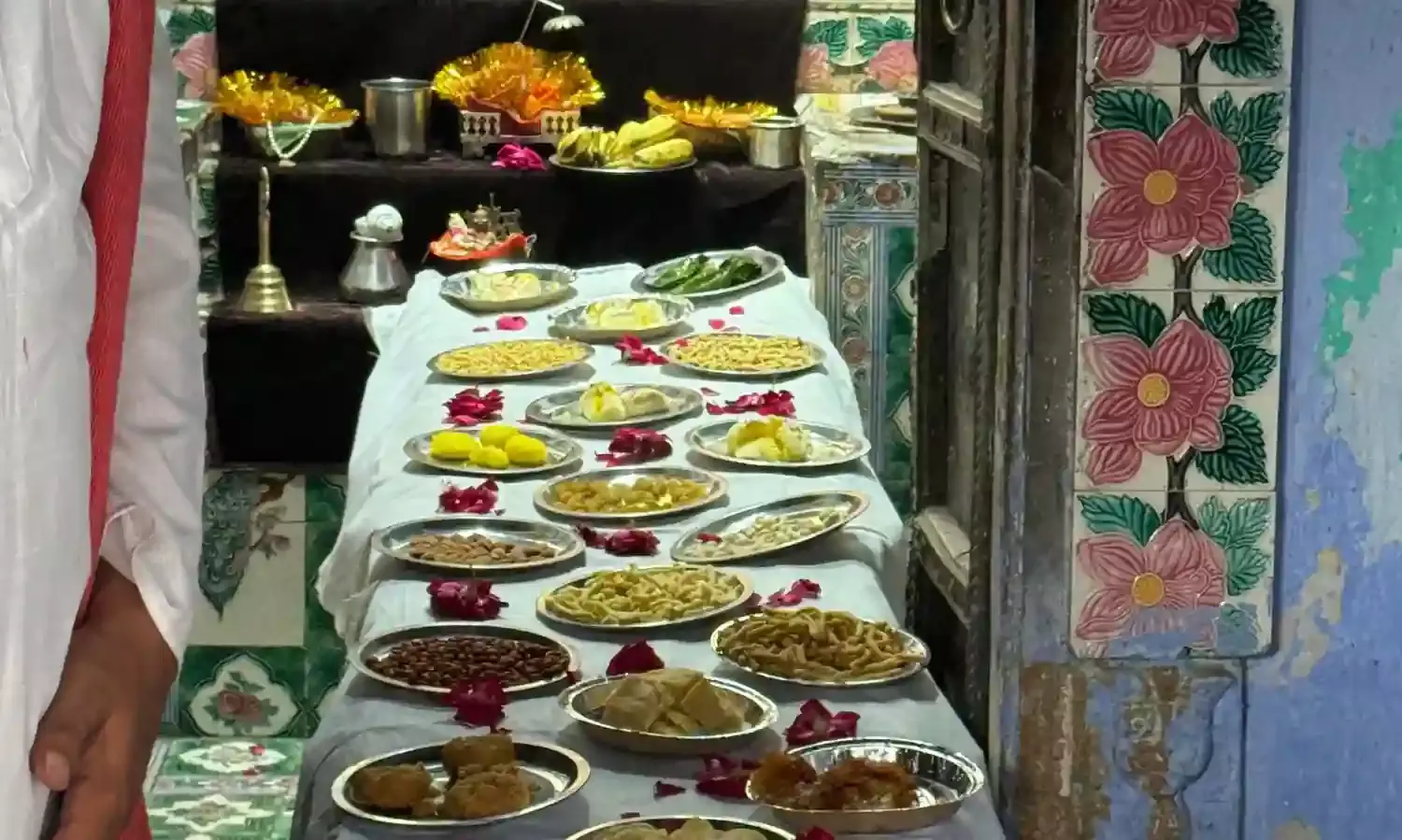 श्रावण मास के मासिक रामायण पाठ की पूर्णाहुति पर धर्म नगरी बनेड़ा में ठाकुर जी को धराया भव्य छप्पन भोग