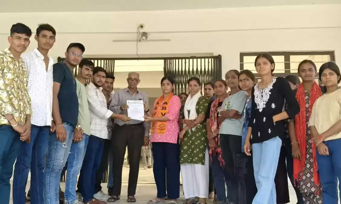 महाविद्यालय में सीटे बढ़ाने के लिए विद्यार्थी परिषद द्वारा ज्ञापन दिया