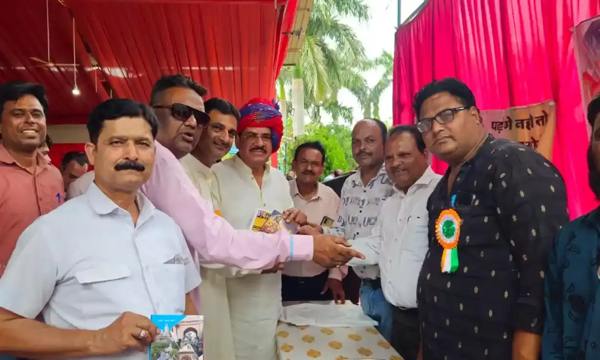 पूर्व सहकारिता मंत्री आंजना को भेंट की भागवत गीता पूर्व सहकारिता मंत्री आंजना को भेंट की भागवत गीता